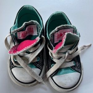 Sz 5 Toddler Converse sneaker.